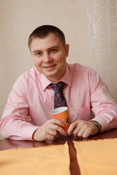 Homme avec une tasse de thé — Photo