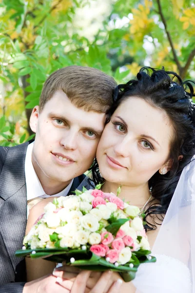 Un retrato de los novios felices — Foto de Stock