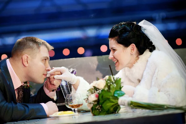 Marié baisers main de la mariée — Photo