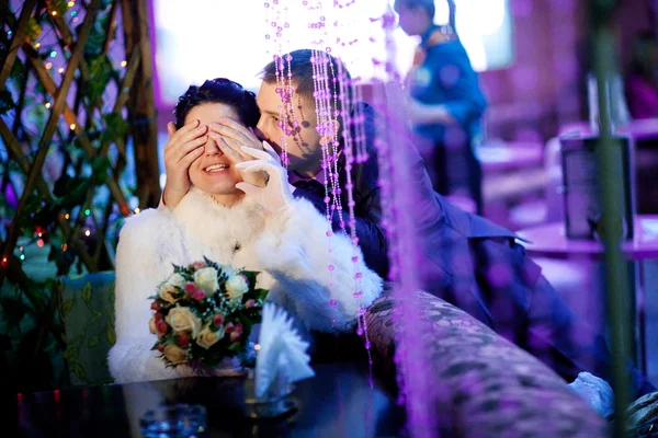 Novio cerrando ojos a la novia — Foto de Stock