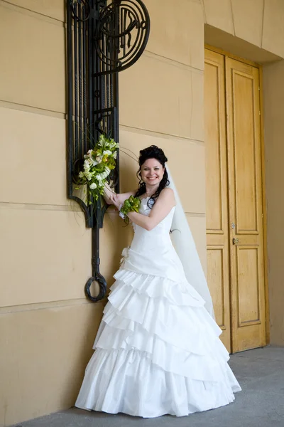 附近墙上的新娘 — 图库照片