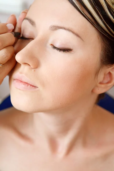 Young woman directs a make-up in the morning — Stock Photo, Image