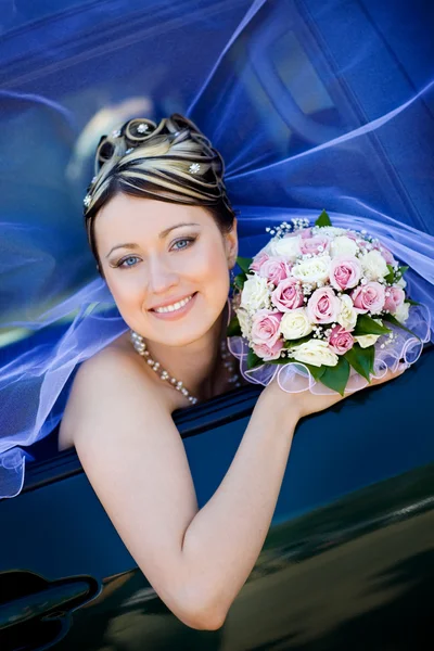 Portrait of the bride in the wedding car — Stock Photo, Image