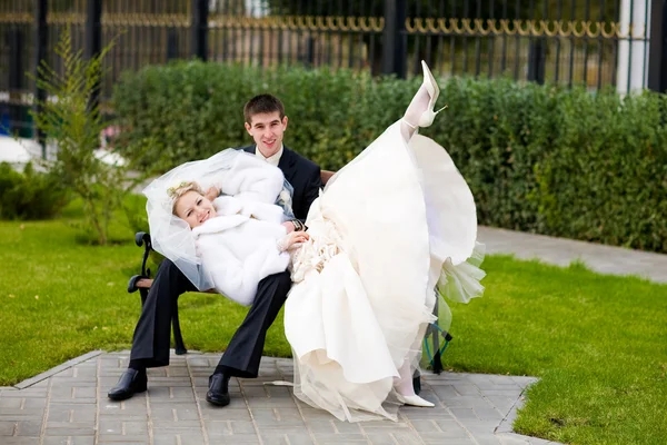 Bride and groom in autumn — Stock Photo, Image