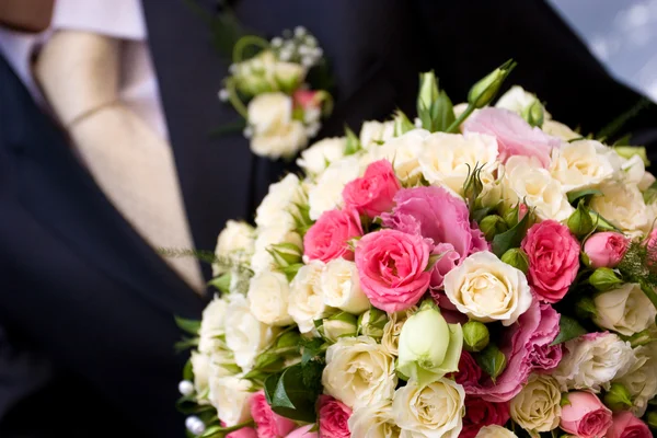 Cravate et bouquet de fleurs — Photo