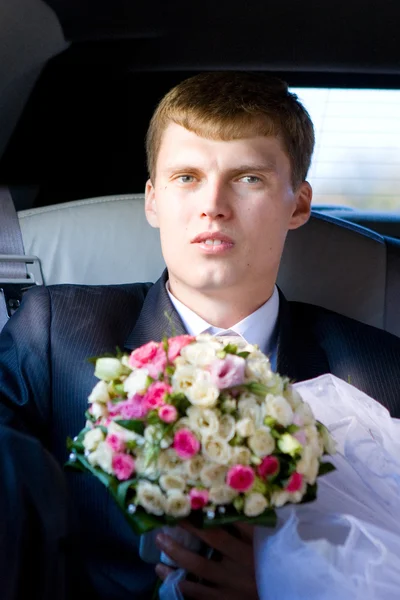 Rencontrer la mariée dans la voiture — Photo