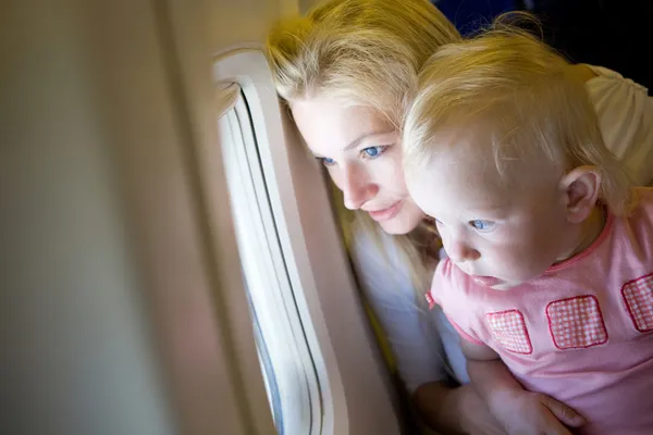 Mirando por la ventana del avión — Foto de Stock