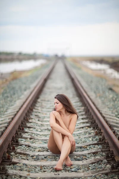 Menina na estrada de ferro — Fotografia de Stock