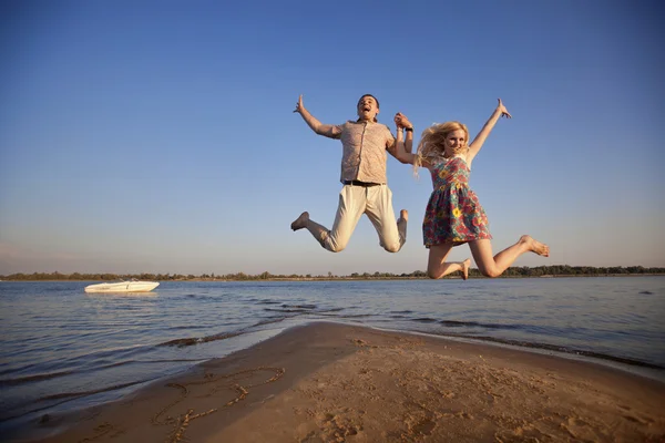 Çift sahilde atlama