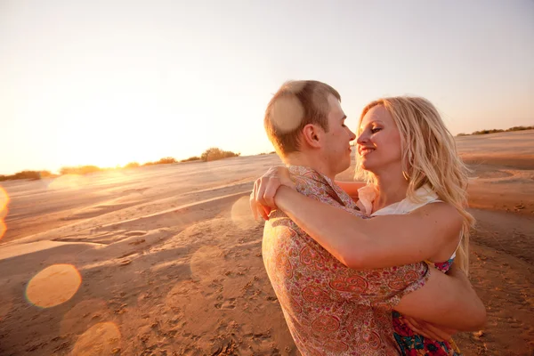 Casal na praia — Fotografia de Stock