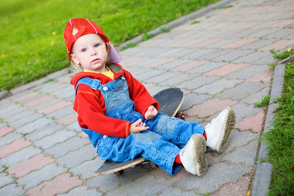 Bambino sullo skateboard — Foto Stock