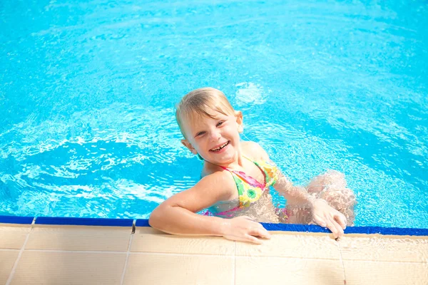 Niño en la piscina — Foto de Stock