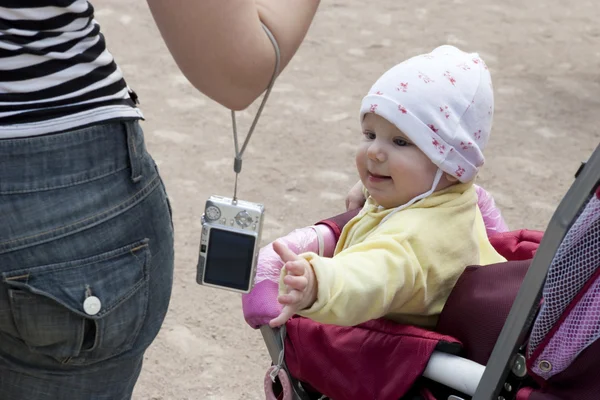 Bambino e una macchina fotografica — Foto Stock