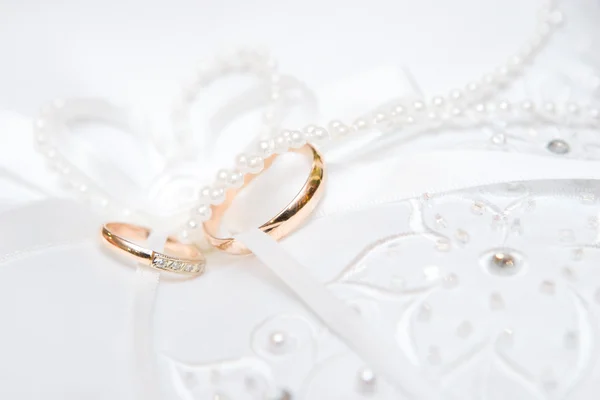 Dos anillos de boda en el vestido de novia — Foto de Stock