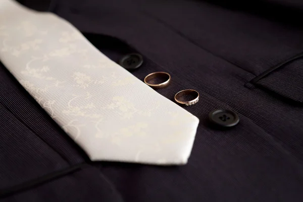 Cravatta e anelli — Foto Stock