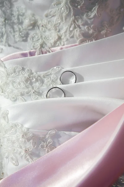 Parte de un vestido con anillos de boda — Foto de Stock