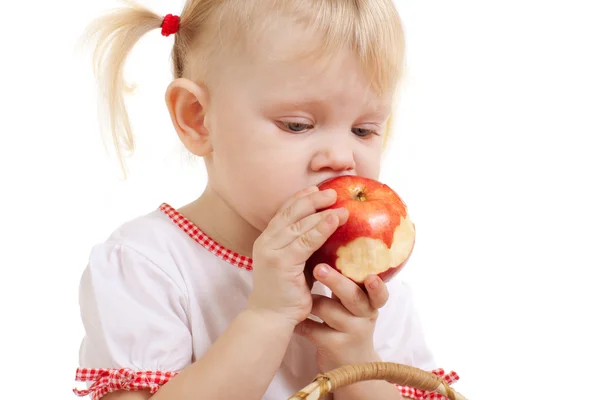 Lapsi syö omena — kuvapankkivalokuva