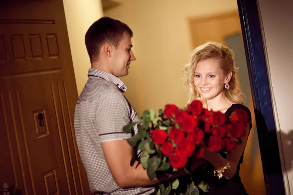 Άνθρωπος δίνει στα τριαντάφυλλα σε ένα κορίτσι Εικόνα Αρχείου