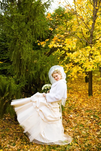 Bride dance in autumn — Stock Photo, Image