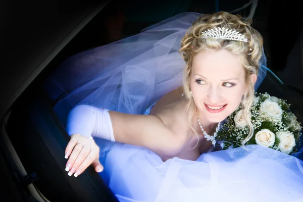 Portrait of the bride sitting in the car — Stock Photo, Image