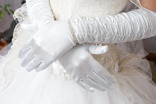 Weiße Handschuhe an den Händen — Stockfoto