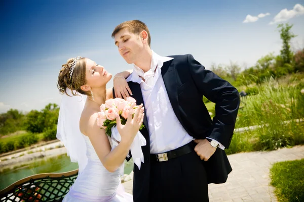 Newly-married couple in the park — Stock Photo, Image