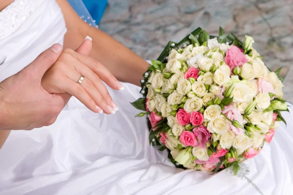 Hands with gold rings and flower bouquet 1 — Stock Photo, Image
