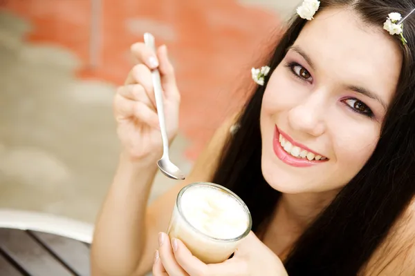 Chica en la cafetería — Foto de Stock