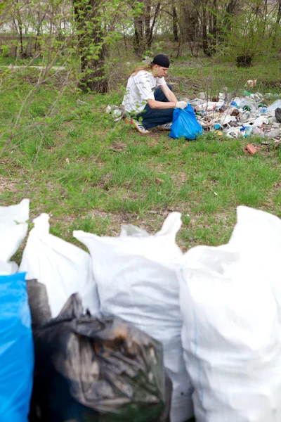 Man collecting rubbish — Stock Photo, Image