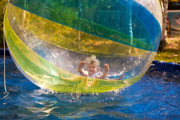 Niño en el zorb — Foto de Stock