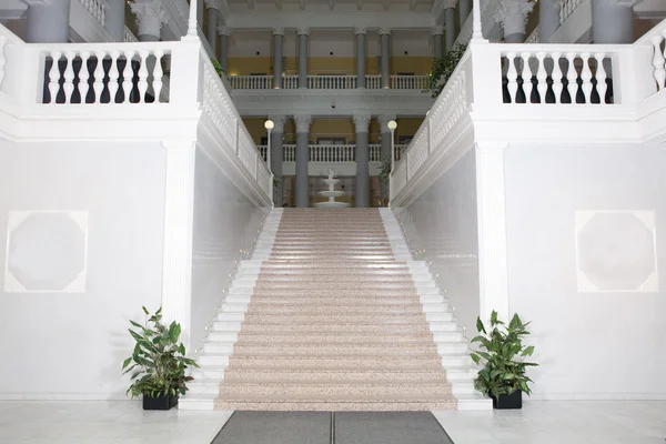 Лестница в зал — стоковое фото