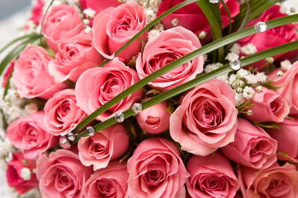 Gold rings and rose bouquet — Stock Photo, Image