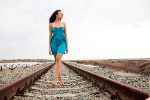 Κορίτσι, επί της σιδηροδρομικής γραμμής — Φωτογραφία Αρχείου