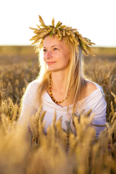 Dívka v poli při západu slunce — Stock fotografie