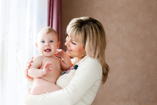 Bambino felice con la mamma — Foto Stock