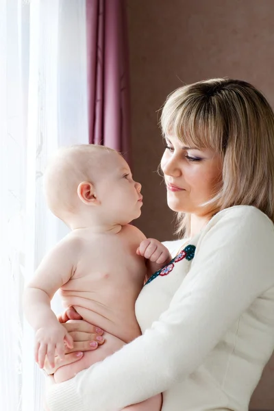 Gelukkig kind met moeder — Stockfoto