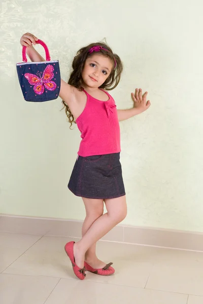 Μικρό κορίτσι με τσάντα — Φωτογραφία Αρχείου