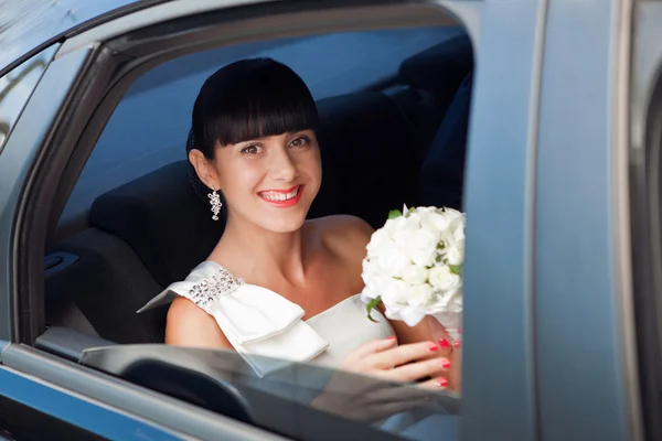 Porträt der Braut im Hochzeitsauto — Stockfoto