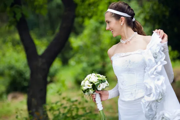 Una sposa vicino all'albero — Foto Stock