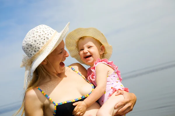 Laughing mom and daugther — Stock Photo, Image