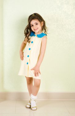 Sarı elbiseli
