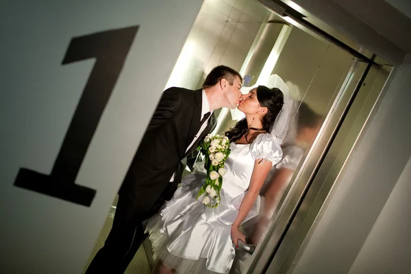 Поцелуй в лифте — стоковое фото