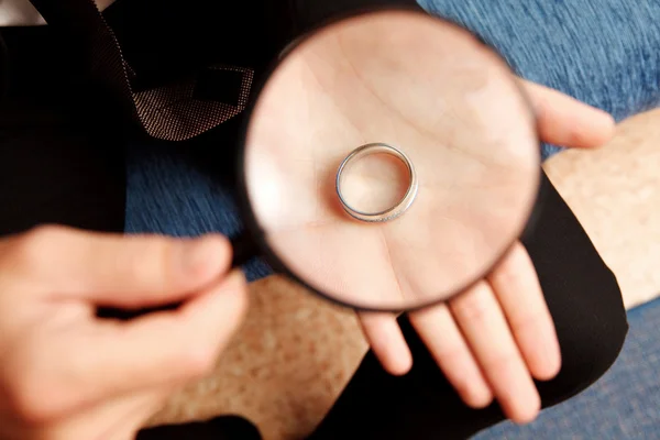 Lupa y anillo — Foto de Stock