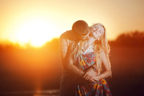 Casal beijando na praia Imagens De Bancos De Imagens Sem Royalties