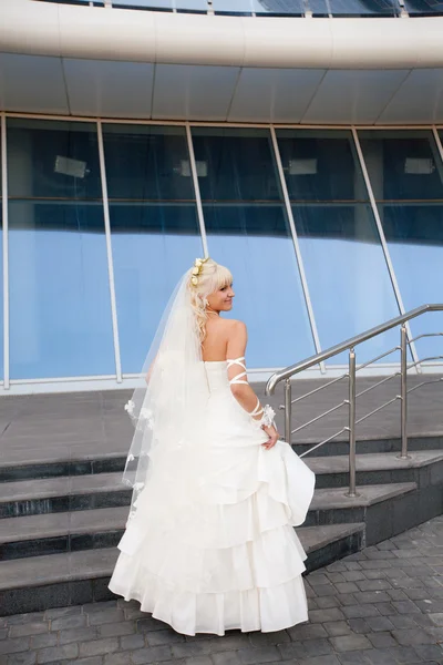 Novia en la escalera — Foto de Stock