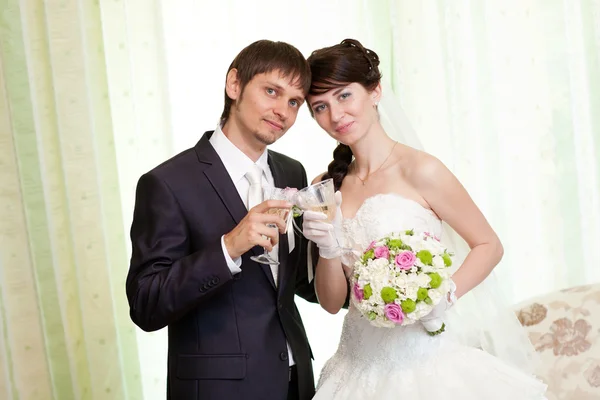 Couple with champagne — Stock Photo, Image