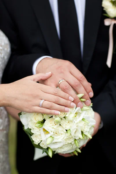Bouquet and wedding rings — Stock Photo, Image
