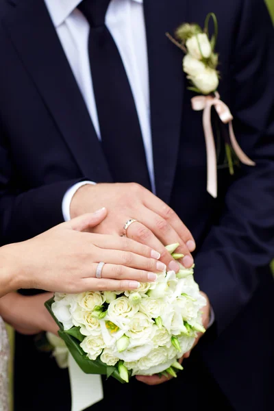 Buquê e anéis de casamento — Fotografia de Stock