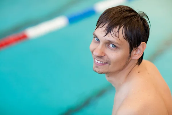 Porträt eines Mannes in einem Pool — Stockfoto