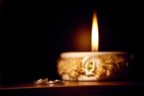 Candle and rings — Stock Photo, Image